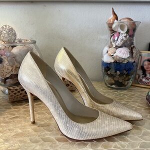 Stuart Weitzman Snakeskin Embossed Light Gold / Cream Stiletto Pumps SZ: 7 1/2 M
